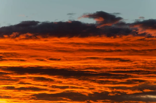 溶岩のような、日没の明るいオレンジ色の雲。. — ストック写真