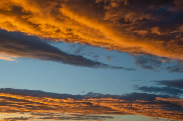 夕暮れ時に太陽の光でオレンジ色に塗られた、緑豊かな、重い雲。テクスチャ. — ストック写真