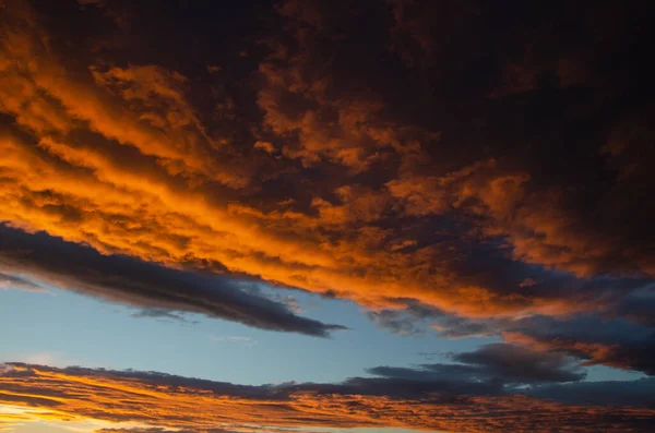 짙은 구름 이 자욱하게 끼어 있고, 해 가질 때 태양 옆에 주황색으로칠 해져 있다. 텍스처. — 스톡 사진