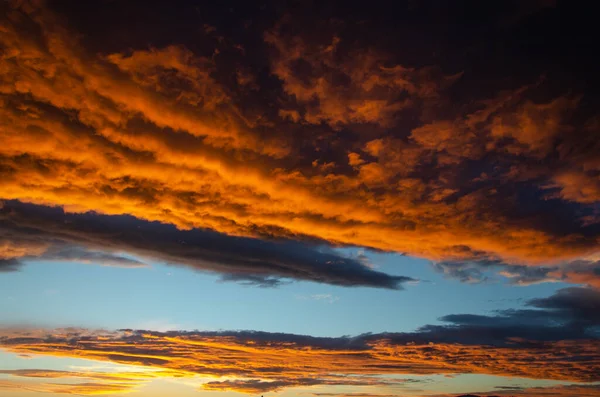 夕暮れ時に太陽の光でオレンジ色に塗られた、緑豊かな、重い雲。テクスチャ. — ストック写真