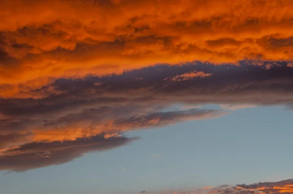 Πλούσια, βαριά σύννεφα, βαμμένα πορτοκαλί από τον ήλιο το ηλιοβασίλεμα. Υφή. — Φωτογραφία Αρχείου