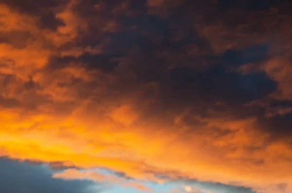 夕暮れ時に太陽の光でオレンジ色に塗られた、緑豊かな、重い雲。テクスチャ. — ストック写真