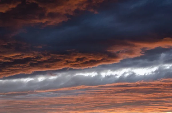 Υφή του νέφους, ταπετσαρία. Φωτεινά σύννεφα στο ηλιοβασίλεμα. — Φωτογραφία Αρχείου