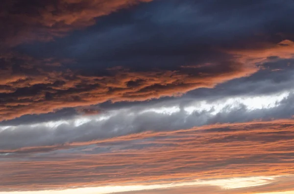 雲の質感、壁紙。日没時の明るい雲. — ストック写真