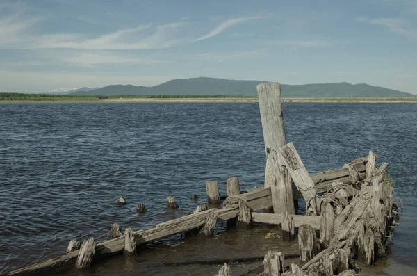 河岸の荒廃した木造船跡. — ストック写真