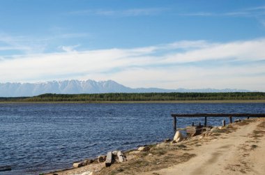 Barguzin Nehri 'ndeki eski ahşap iskele, Buryatia, Rusya.