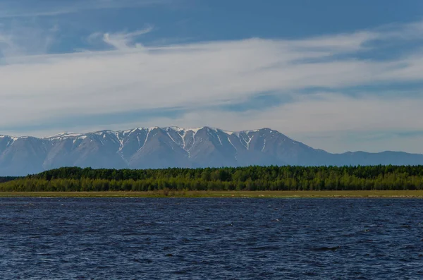 O rio Barguzin e a península de Svyatoy Nos. Buryatia. — Fotografia de Stock