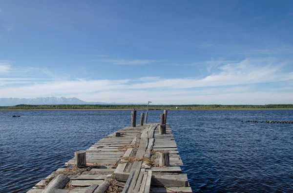 ロシアのブリヤート川にある古い木製の桟橋. — ストック写真
