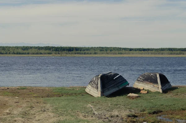 いくつかの木製のボートはバルグジン川の岸で乾燥しています. — ストック写真