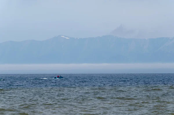 Vista do Lago Baikal e da cordilheira Svyatoy Nos, Buryatia, Rússia. — Fotografia de Stock