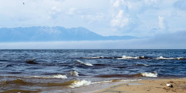 ロシア、ブルヤティアのウストバーグシン- 2021年6月22日:バイカル湖沿岸からのスヴィヤティ・ノス半島の眺め. — ストック写真