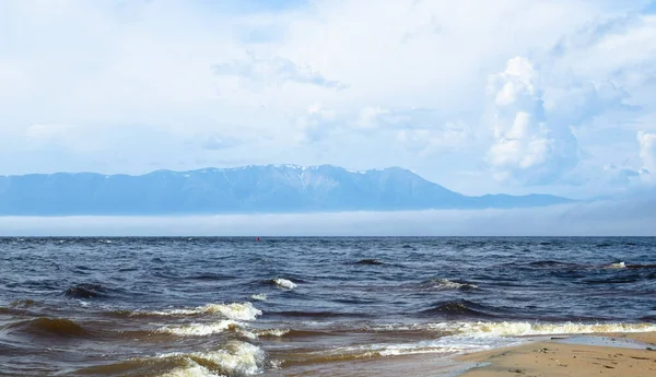 ロシア、ブルヤティアのウストバーグシン- 2021年6月22日:バイカル湖沿岸からのスヴィヤティ・ノス半島の眺め. — ストック写真