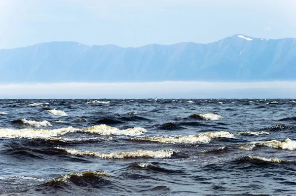 海岸から湖の表面のビュー。小さな波、遠くに霧。. — ストック写真