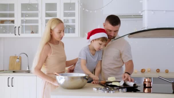 Mãe de família feliz, pai e filho fazendo biscoitos de Natal na cozinha acolhedora. — Vídeo de Stock