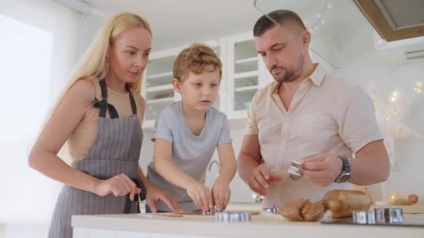 Padre e hijo haciendo galletas de jengibre de Navidad en casa. — Vídeo de stock