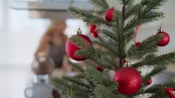 Χριστουγεννιάτικο Δέντρο διακόσμηση στην κουζίνα. — Αρχείο Βίντεο