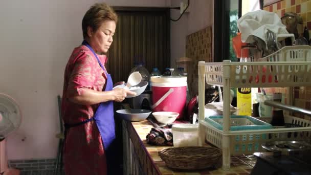 Mujer tailandesa cocinando arroz para la familia en la cocina — Vídeo de stock