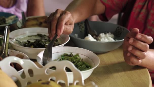 Comida tailandesa. Salsa picante fresca con verduras en Tailandia. Primer plano del aperitivo — Vídeos de Stock