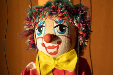 Parlak kırmızı burunlu ve neşeli gülüşlü palyaço kuklası.