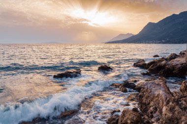 Kayalıklı güzel sahil manzarası