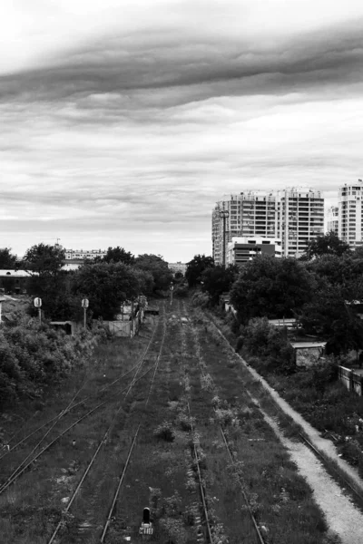 Terk edilmiş tren yolu. siyah ve beyaz