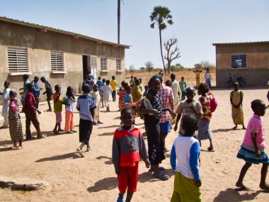 SENEGAL, AFRICA - MARSCH Circa, 2016. Senegal 'de çok fakir olan Afrikalı çocukların tanımlanamayan portresi. Okulda, çalılıklarda. Yüzünde duygular var. Canlı renkler