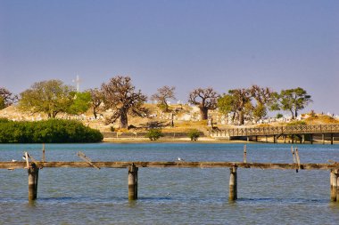 SENEGAL, AFRICA - Mart 2016, dolayısı ile. Sahil şeridi boyunca renkli tekne, ev ve kırsal yaşam manzarası. Ülkelerdeki fakir insanlar. Canlı renkler