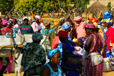 SENEGAL, AFRICA - MARSCH Circa, 2016. Köy pazarında manzara hayatı, otantik bir yer ve davranış. Canlı renkler