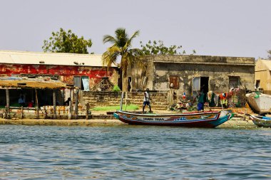 SENEGAL, AFRICA - MARSCH Circa, 2016. Sahildeki M 'Bour büyük balık pazarı manzarası. İnsanlar balıklı tekneyi bekliyor..