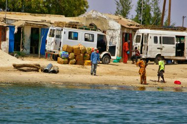 SENEGAL, AFRICA - MARSCH Circa, 2016. Sahildeki M 'Bour büyük balık pazarı manzarası. İnsanlar balıklı tekneyi bekliyor..