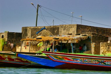SENEGAL, AFRICA - MARSCH Circa, 2016. Sahildeki M 'Bour büyük balık pazarı manzarası. İnsanlar balıklı tekneyi bekliyor..