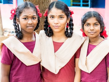 Puducherry, Hindistan - Aralık yaklaşık, 2018. Kimliği belirsiz en iyi çocuk kız arkadaş sınıf ile ayakta gülümseyen hükümet okul üniformalı omzuna elini. Dostluk zevk çok ırklı schoolchilds portresi.