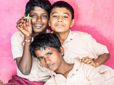 Puducherry, Hindistan - Aralık yaklaşık, 2018. Kimliği belirsiz en iyi çocuk çocuklar arkadaş sınıf arkadaşları ile ayakta gülümseyen hükümet okul üniformalı omzuna elini. Dostluk zevk çok ırklı schoolchilds portresi.