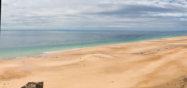 曇った空とビーチサイドのシーン 飽和色 黄金の時間砂丘砂の草の海 雄大な自然景観 コタンタン カータレット マンシュ フランスの美しいビーチ — ストック写真