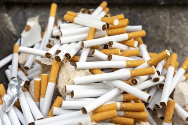 70 'ten fazla sigara yakılmadan önce barbeküde sigarayı bırakmak için işaret veriyor.