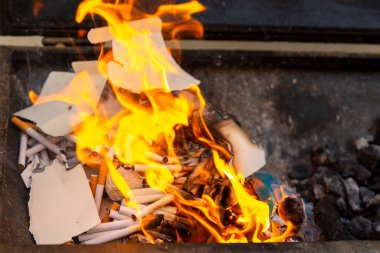 O kadar çok sigara var ki, 70 'ten fazla. Barbeküde, ateşte, sigarayı bırakman için işaret.