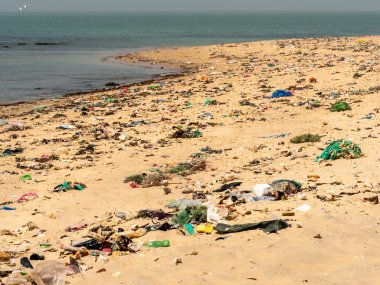 WARANG, MBour, Senegal Ocak 20222. Atlantik Okyanusu 'nun kumsalında Senegal Afrika' da çok fazla çöp plastiği kirliliği var. Plajda tatilin tadını çıkaracak turizm yeri yok.