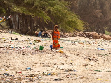 WARANG, MBour, Senegal Ocak 20222. Atlantik Okyanusu 'nun kumsalında Senegal Afrika' da çok fazla çöp plastiği kirliliği var. Plajda tatilin tadını çıkaracak turizm yeri yok.