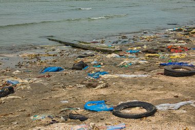 WARANG, MBour, Senegal Ocak 20222. Atlantik Okyanusu 'nun kumsalında Senegal Afrika' da çok fazla çöp plastiği kirliliği var. Plajda tatilin tadını çıkaracak turizm yeri yok.