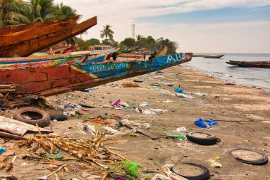 WARANG, MBour, Senegal Ocak 20222. Atlantik Okyanusu 'nun kumsalında Senegal Afrika' da çok fazla çöp plastiği kirliliği var. Plajda tatilin tadını çıkaracak turizm yeri yok.