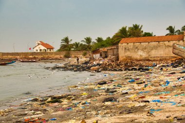 WARANG, MBour, Senegal Ocak 20222. Atlantik Okyanusu 'nun kumsalında Senegal Afrika' da çok fazla çöp plastiği kirliliği var. Plajda tatilin tadını çıkaracak turizm yeri yok.