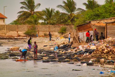 WARANG, MBour, Senegal Ocak 20222. Atlantik Okyanusu 'nun kumsalında Senegal Afrika' da çok fazla çöp plastiği kirliliği var. Plastik yiyen domuzlar. Plajda tatilin tadını çıkaracak turizm yeri yok.
