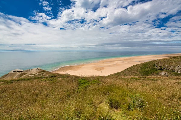 Escena Playa Con Cielo Nublado Colores Saturados Duna Dorada Arena — Foto de Stock