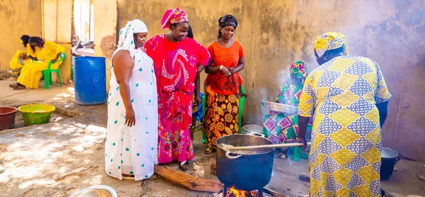 Mbour Senegal 2021 Körül Azonosítatlan Nők Öltözött Színes Hagyományos Ruhák — Stock Fotó