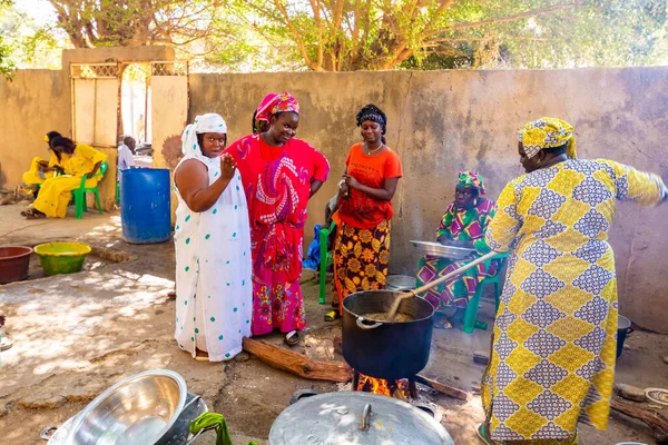 Mbour Senegal Alrededor Diciembre 2021 Mujeres Identificadas Vestidas Con Ropa Imagen de archivo