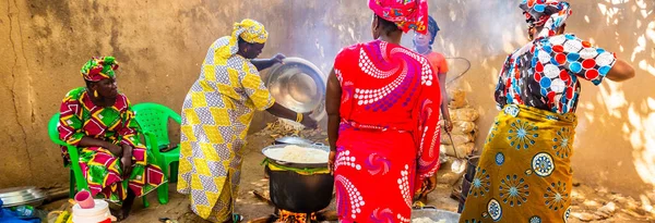 Mbour Senegal Circa Dezembro 2021 Mulheres Não Identificadas Vestidas Com — Fotografia de Stock