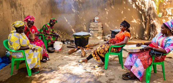 Mbour Senegal Circa December 2021 Неідентифіковані Жінки Одягнені Барвистий Традиційний Ліцензійні Стокові Фото