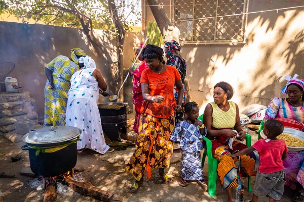 Mbour Senegal Circa Dezember 2021 Unbekannte Frauen Mit Bunten Traditionellen Stockfoto