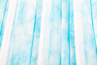 Bir demet mavi cerrah maskesi, covid 19 için kullanılır. Bulaşıcı virüse ve kirliliğe karşı. Beyaz arka plan. Boşluğu kopyala