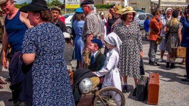 Aziz Michael L 'Eglise, FRANSA - 6 Haziran 2019. 1940 'larda Normandiya' da 2. Dünya Savaşı 'nda Normandiya Çıkarması' nda poz veren insanların geçit töreni. İnsanlar 5 yıllık savaştan sonra özgürlüklerini buldular. Mutlu Gün Anıtı